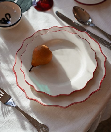 ANNA + NINA Carmine Scalloped Teller Wei