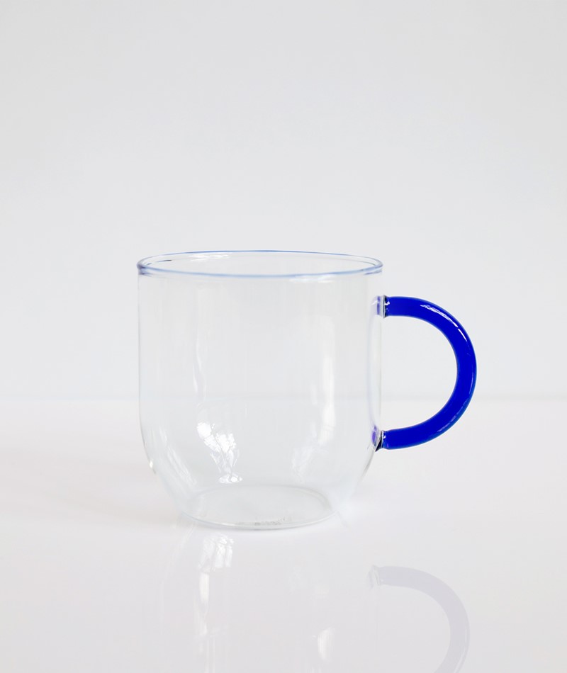 HÜBSCH Glas mit Henkel blau