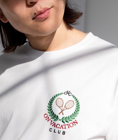 ON VACATION Tennis Emblem T-Shirt weiß